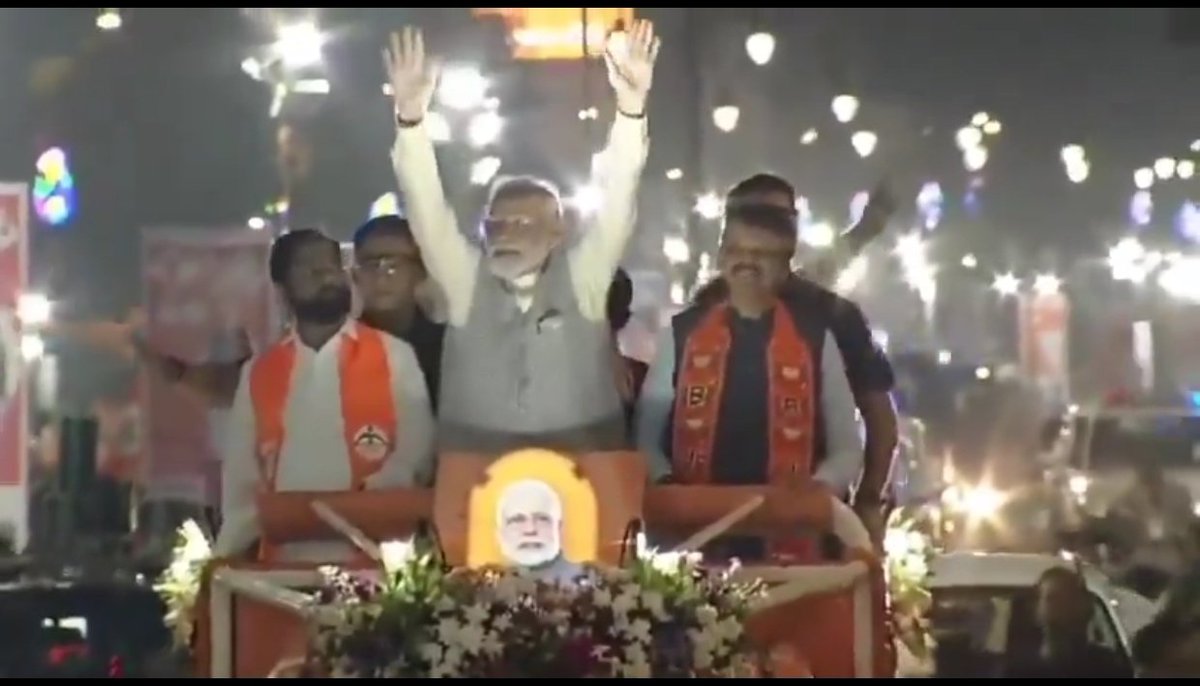 This is Narendra Modi shamelessly doing a roadshow in Ghatkopar, Mumbai today. The same place where 14 people died & 74 got injured 48 hours ago in the terrible hoarding tragedy 💔 - Yet Modi didn't visit the victims or accident site even though he was nearby - Not a single