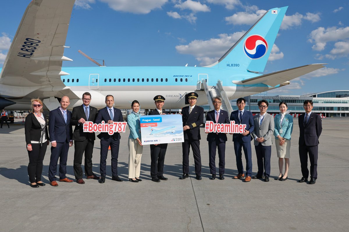 2⃣0⃣ let linky do ráje technologií 🇰🇷✈️! S @KoreanAir_KE dnes slavíme kulaté výročí provozu linky do Soulu. Od roku 2004 ji využilo přes 1,5 milionů cestujících. Zavítaly k nám díky ní i legendární Boeingy 747 neboli 'Královny nebes' 👑 a jednou také Airbus A380. Děkujeme 🙏!
