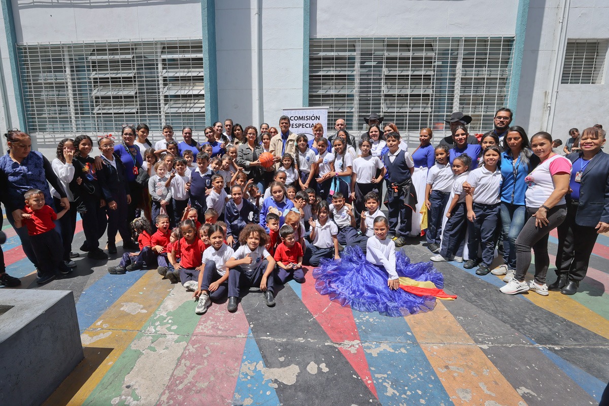 Programa 'TSJ va a la escuela' visita complejos educativos del Área Metropolitana de Caracas tsj.gob.ve/-/programa-tsj… #15Mayo #TSJ