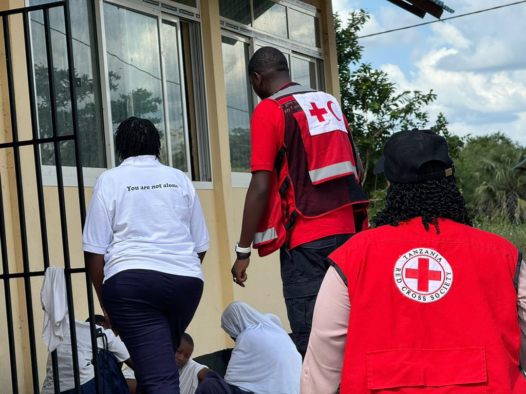 Head of Delegation @pape_tall joined with TRCS Volunteers to serve foods to the Children at Chemchem Camp in Rufiji District,they live there after infrastructure demolished by the floods a situation that led to the children to live in a Camp near school @IFRCAfrica @ifrc