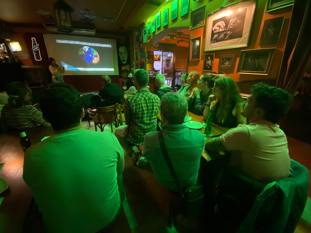 “La major part de la biodiversitat marina és invisible als nostres ulls i encara en sabem poca cosa”. La investigadora <a href="/ElisabetAlacid/">Eli Alacid</a> ens descobreix la #biodiversitat oculta de mars i oceans. Últims bons moments del #PINT24ES al bar Cotton de #Blanes