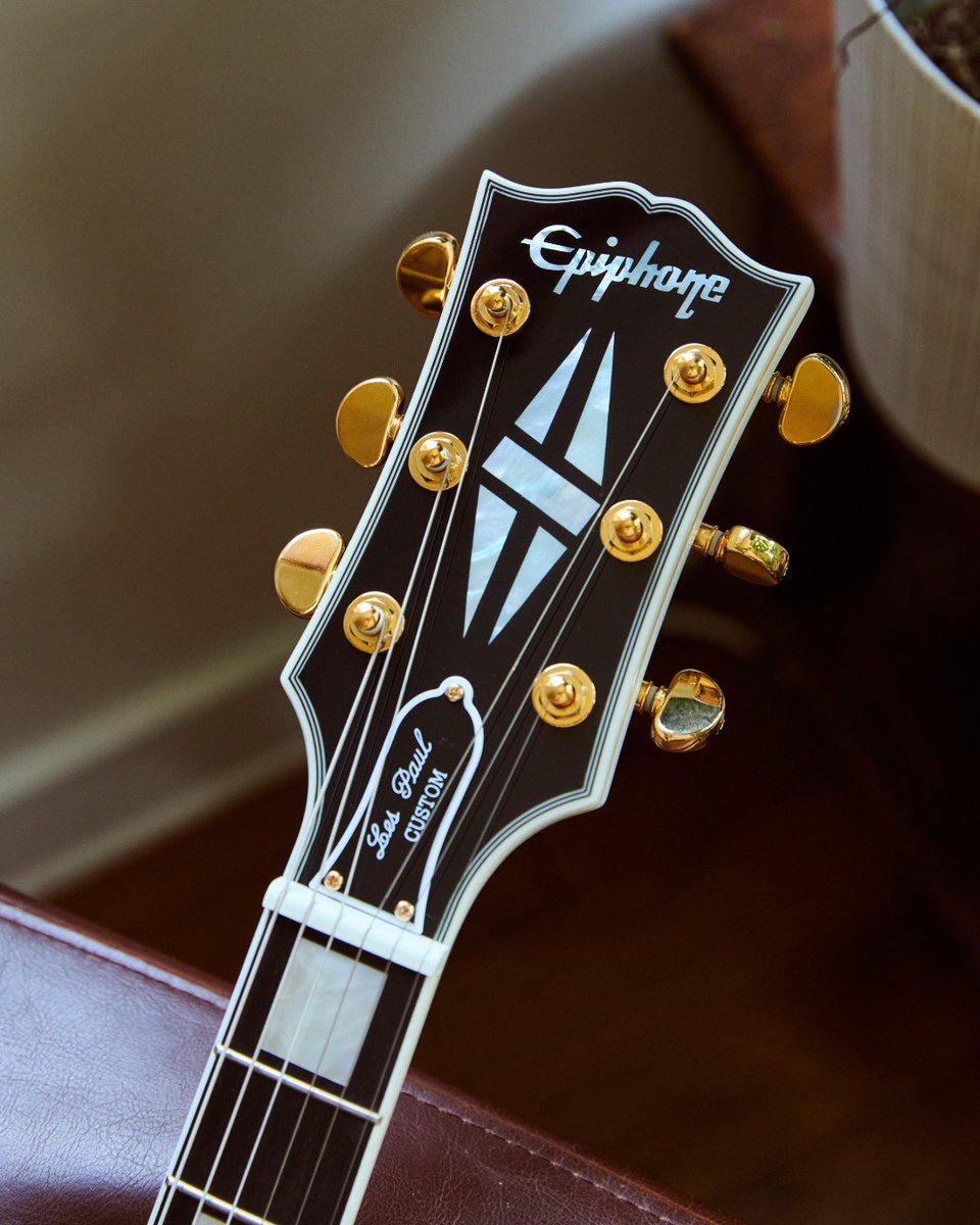 This Les Paul Custom has all of the classy “tuxedo” appointments that the model is known for, including mother-of-pearl split diamond and Epiphone logo inlays on the Gibson-style “open book” headstock. Get all the specs HERE: ow.ly/cBUk50RlkMy