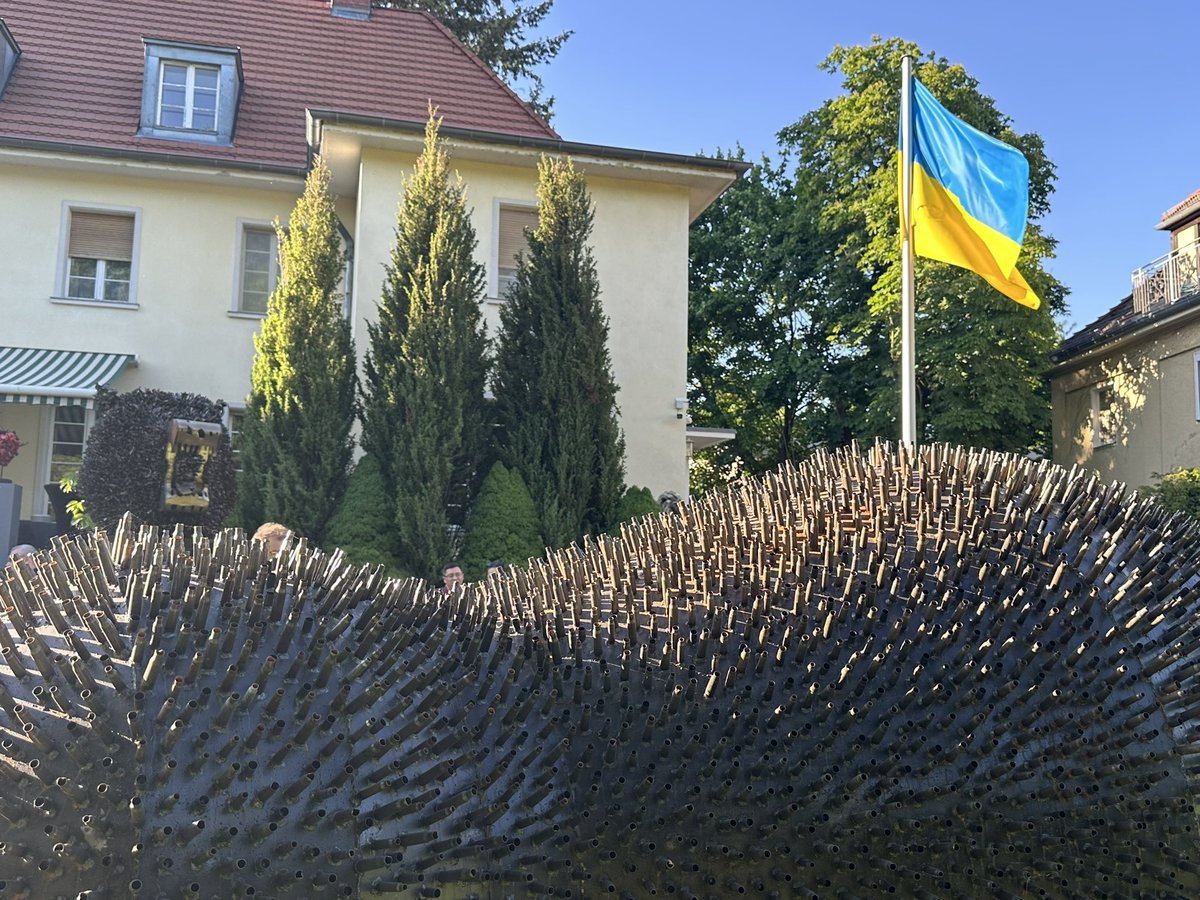 Eindrucksvolles Gespräch der Freunde der UKR 🇺🇦im Bundestag mit @Makeiev über weitere Unterstützung. Beeindruckende Skulpturen von Mikhail Riva aus Schrott russischer Raketen und Granaten. Slava Ukraini! @spdbt @seeheimer