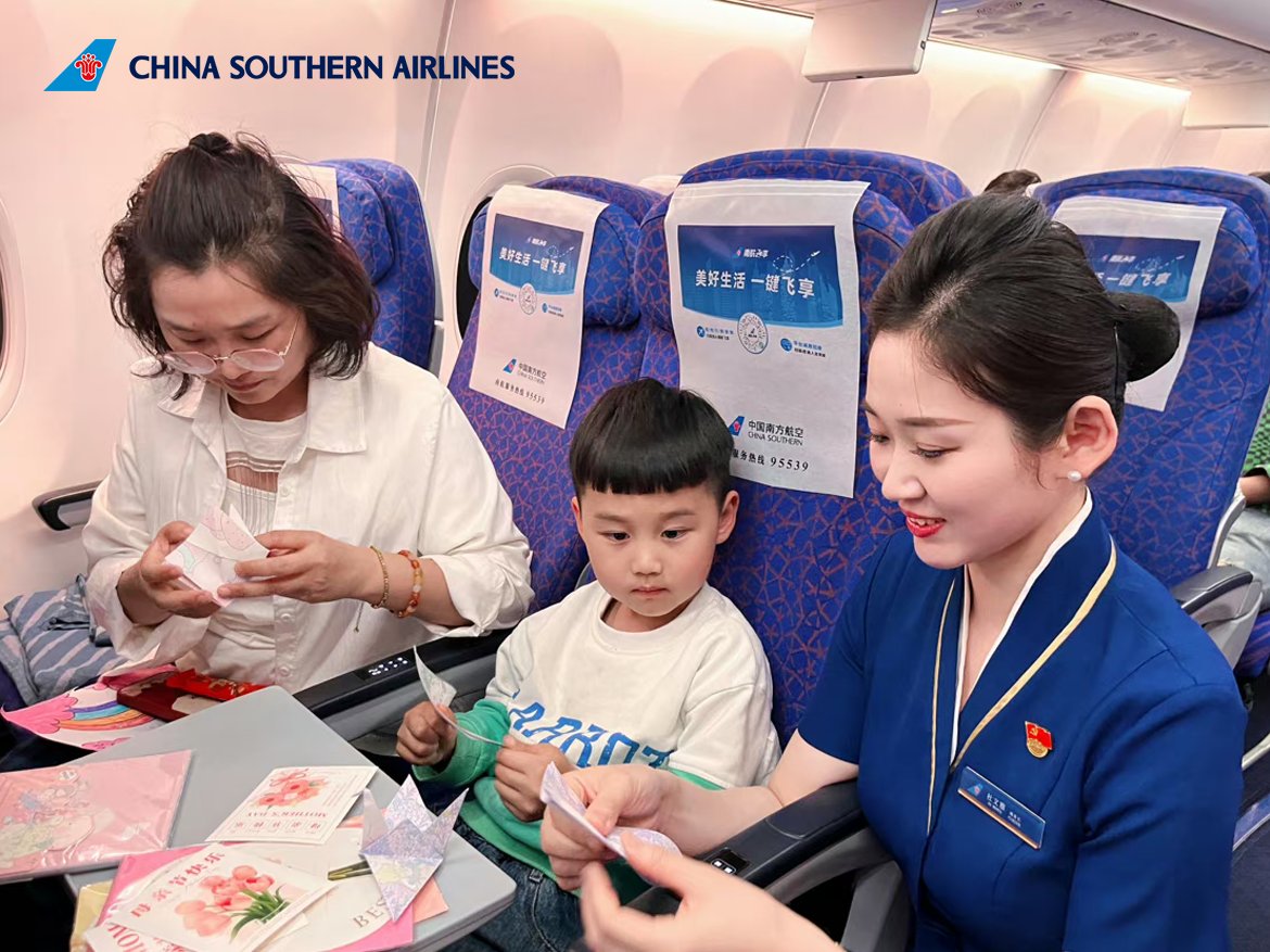 China Southern Airlines flight CZ8297 hosted a Mother's Day themed event. Passengers wrote heartfelt messages on blessing cards, served tea to their moms, and gifted small tokens of love. The cabin was brimming with warmth! #FlyWithCSAir #CSAir #ImpressionofCSAir