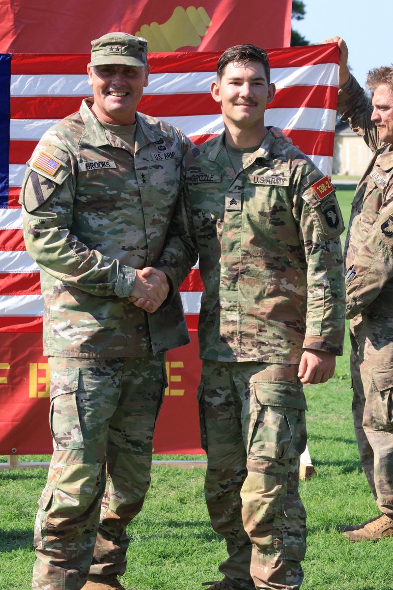 Before the #BestRedlegCompetition2024 closing ceremony, Maj. Gen. Brooks reenlisted competitor Sgt. Joseph Grizzle from the @101stAASLTDIV.  Congratulations, Redleg!

S/O to @82ndABNDiv for the support! 

@USArmy @TRADOC @redleg6_kob
#BeAllYouCanBe #TeamSill #FiresStrong