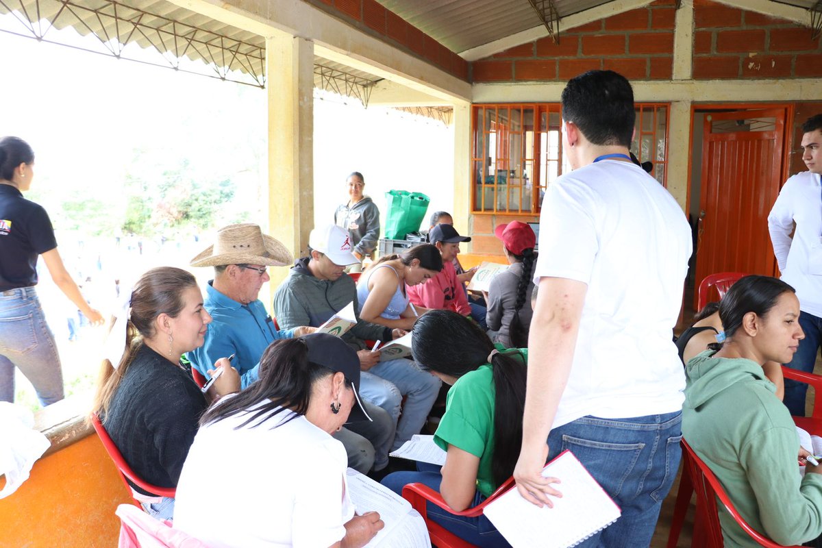 La Universidad Luis Amigó y el programa #FeEnColombia del Batallón de Acción Integral N.º7, realizan un taller para campesinos de la vereda El Romeral, en Caicedo, Antioquia. Los asistentes aprendieron sobre construcción de marca de negocios y estrategias de marketing.