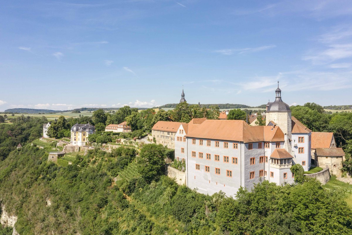 Am Pfingstwochenende vom 18.-20. Mai finden die Thüringer Schlössertage auf den Dornburger Schlössern statt! 🎉 Unter dem Motto 'Aufgepeppt!' erwartet Sie ein spannendes Programm mit Führungen, Konzerten und Kunst-Aktionen. Mehr Infos: schloessertage.de