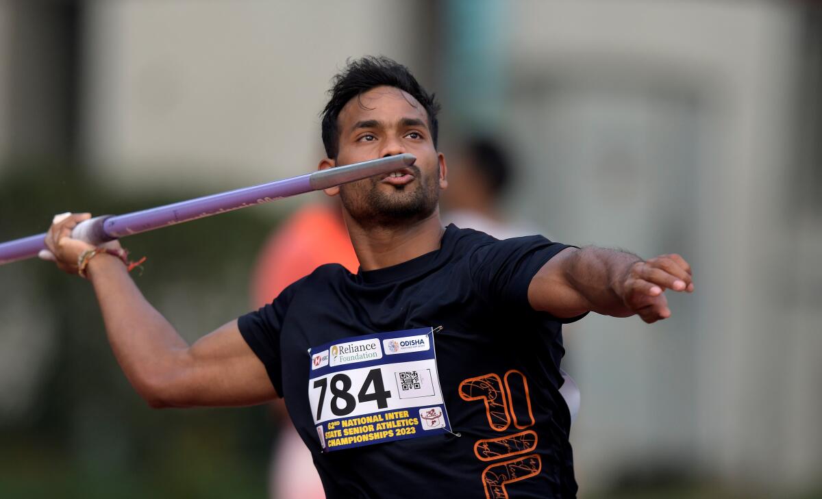 Third round - #JavelinThrow DP Manu: 81.43 Neeraj Chopra: 81.29 Kishore Kumar Jena (F) - his second foul of the night Shivpal Singh also fouls his attempt Not a great night for local boy Jena thus far. DP Manu still leads with 82.06m. Neeraj Chopra in second place. LIVE