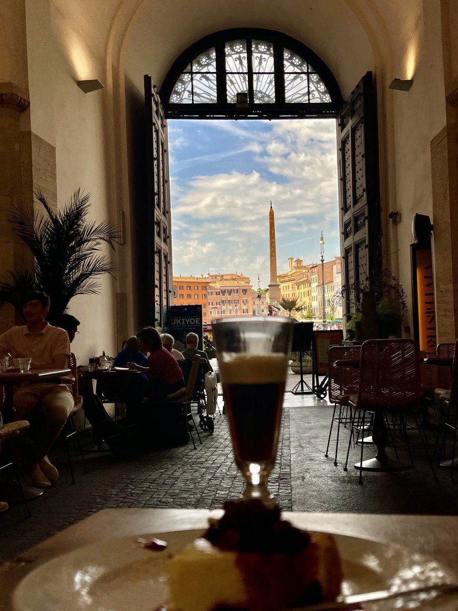 Una pausa tanto necessaria 😉Ombra, shakerato e vista. #Roma 🤍 #Rome