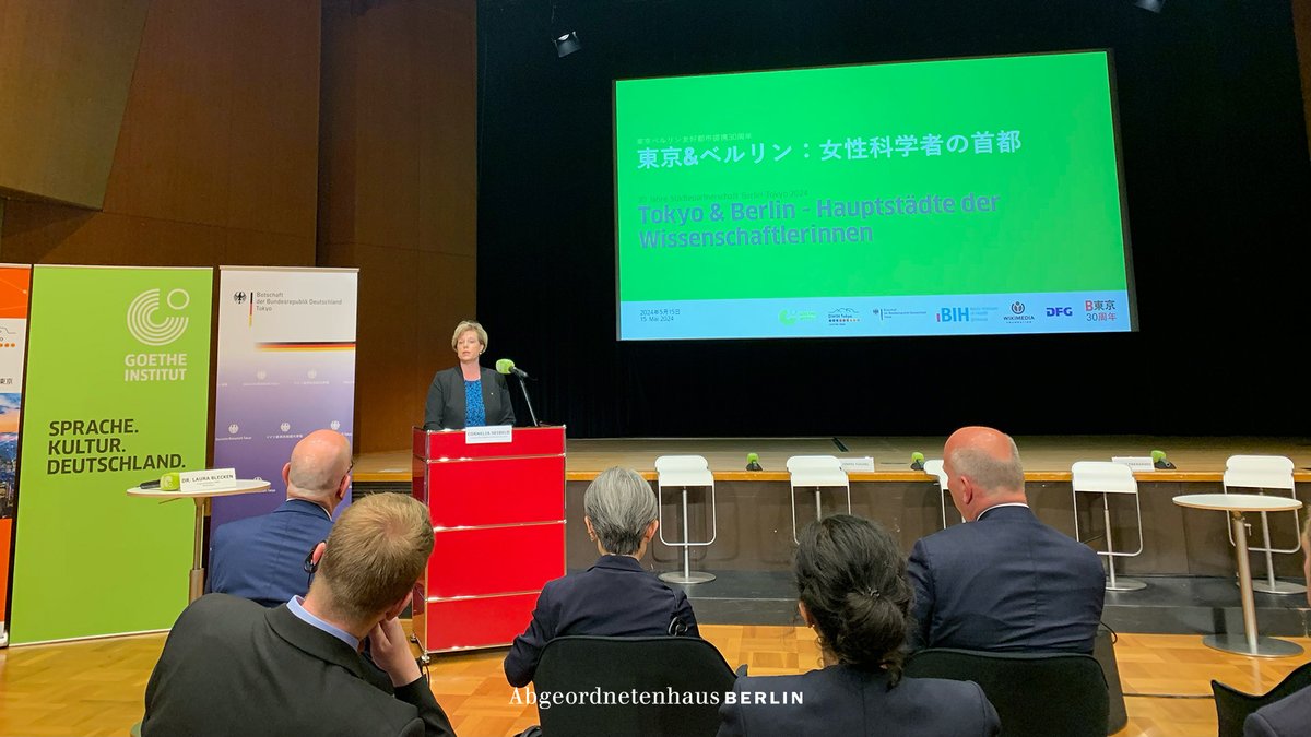 Mit dem Regierenden Bürgermeister @KaiWegner besuchte #AGH-Präsidentin @CorneliaSeibeld heute ein Kooperationsprojekt des Goethe-Instituts, des DAAD und der Charité und sprach über 'Tokyo & Berlin - Hauptstädte der Wissenschaftlerinnen'. @RegBerlin
