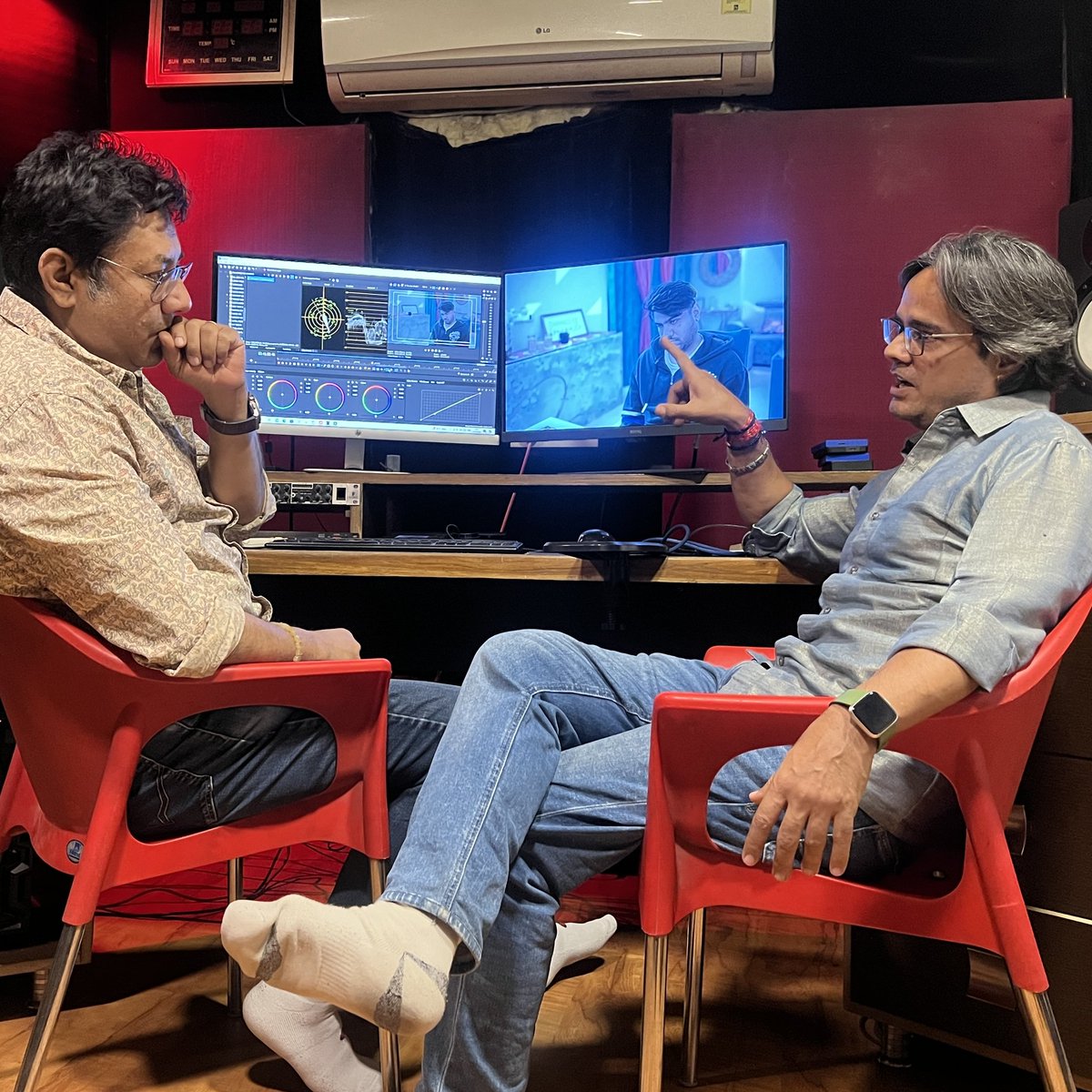 ramancinema's tweet image. Editing Magic in Progress ✨🎬 stay tuned for a sneak peak behind the scenes of our upcoming feature film!
.
.
.
.
#PostProductionMagic #comingsoon #FilmTeaser #SneakPeak #FilmBuzz #UpcomingRelease #FeatureFilm #behindthescenes #moviemagic #bigreveal