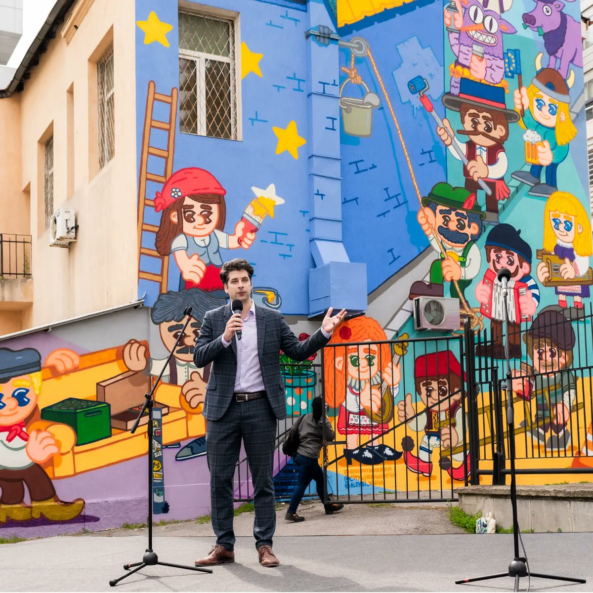 The wall of the German high school in Sofia was not very beautiful when we studied there. Now it is amazing. And it shows us Europe is diverse & that makes it stronger. This is how we build Europe step by step, improving everything around us & changing our lives, together. 🇧🇬🇪🇺🇩🇪