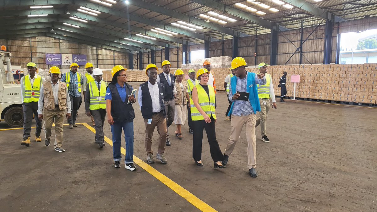 WFP Cameroon (@wfp_cameroon) on Twitter photo #Cameroon🇨🇲
#DidYouKnow
✅Over1️⃣2️⃣trucks move food from these warehouses on a daily basis
✅100,000MT is transited through here annually
✅3️⃣million+ people receive food stored & transported via <a href="/WFPSupplyChain/">WFP Supply Chain and Delivery</a> activities in #Douala with support of <a href="/USAIDSavesLives/">USAID's Bureau for Humanitarian Assistance</a> & partners #Cameroon🇨🇲
#DidYouKnow
✅Over1️⃣2️⃣trucks move food from these warehouses on a daily basis
✅100,000MT is transited through here annually
✅3️⃣million+ people receive food stored & transported via <a href="/WFPSupplyChain/">WFP Supply Chain and Delivery</a> activities in #Douala with support of <a href="/USAIDSavesLives/">USAID's Bureau for Humanitarian Assistance</a> & partners