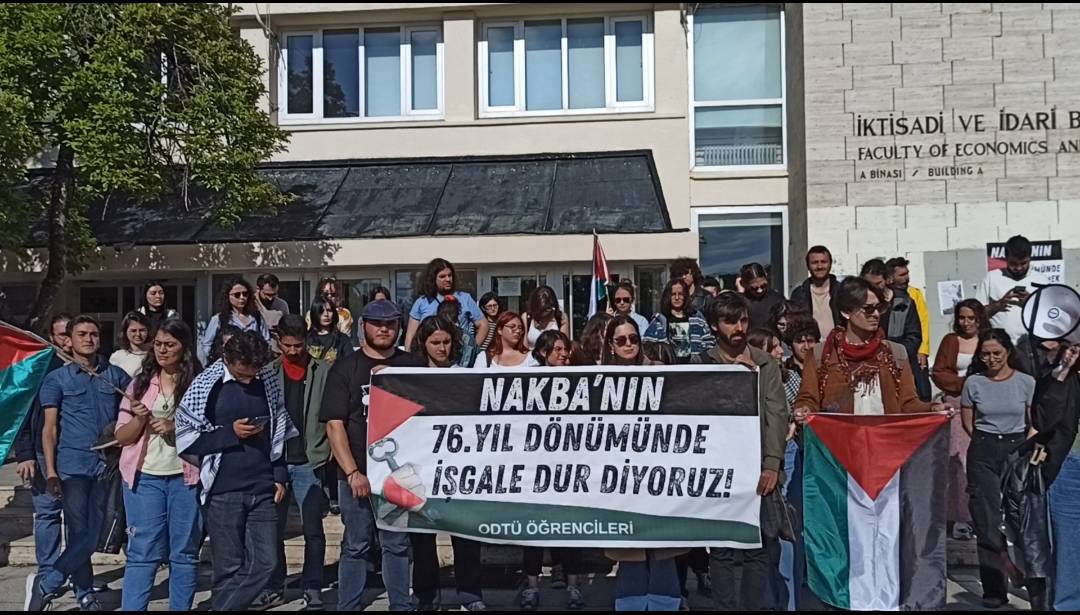 ODTÜ öğrencileri olarak Filistinlilerin büyük felaket olarak andığı Nakba'nın yıldönümünde İntifadalardan gelen 76 yıllık mücadelenin anıldığı bir basın açıklaması gerçekleştirdik.
İşgal son bulsun!
İsrail ile olan tüm antlaşmalar iptal edilsin!