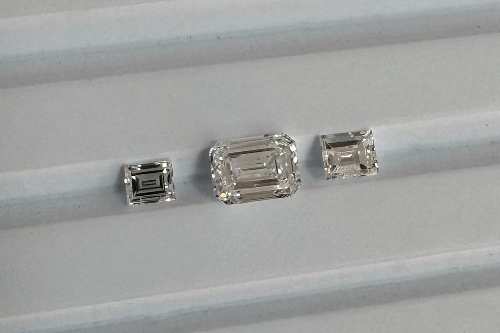 Finally sourced diamonds for the ring. Emerald cut and two baguettes. Next step is to adjust the 3d model to fit actual gems.

#wip #3d #jewellery