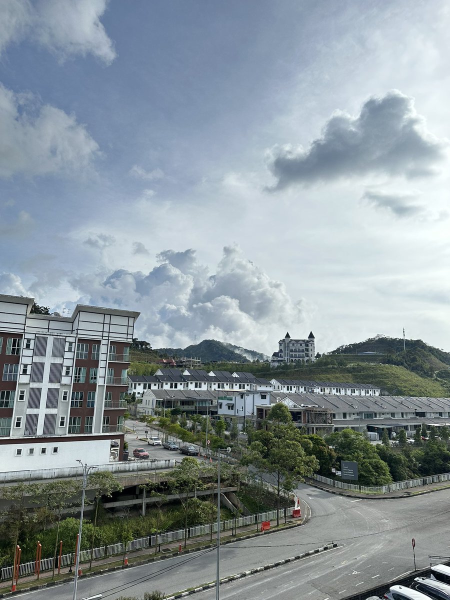 Nurintashaa's tweet photo. Paling best waktu pagi sebab view cantik and sejukkkk!! 😭

Ok korang boleh bookmark hotel ni incase nak datang cameron highlands tau.

Selesaaaa. Dekat dengan main attraction. Suka la stay sini best best https://t.co/8fO1s9L7Gf