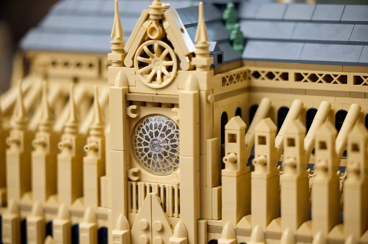 LEGO dévoile une réplique de 4383 pièces de la Cathédrale Notre-Dame de Paris Plus d’infos : creapills.link/sci