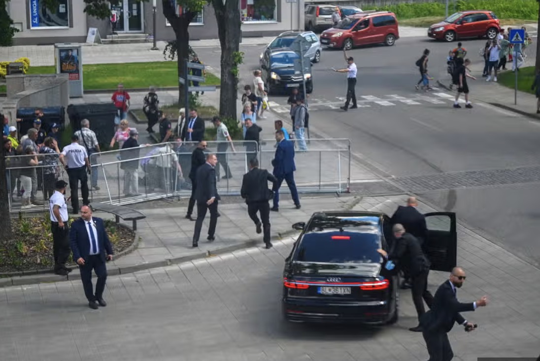 Attentato al Primo Ministro Slovacco #RobertFico ferito da arma da fuoco è adesso in ospedale.