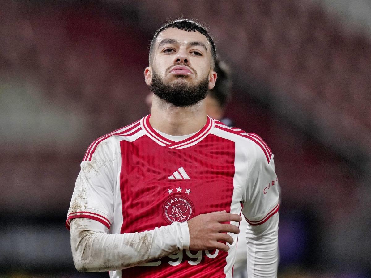 Georges Mikautadze's claims about his struggle to adapt at Ajax are disputed by Presser of Eurotalents Sportmanagement.

Mikautadze claimed that no-one at the club helped him off the field, with e.g. looking for an apartment. [1/2]

📰| @VI_nl

#Ajax | #Mikautadze