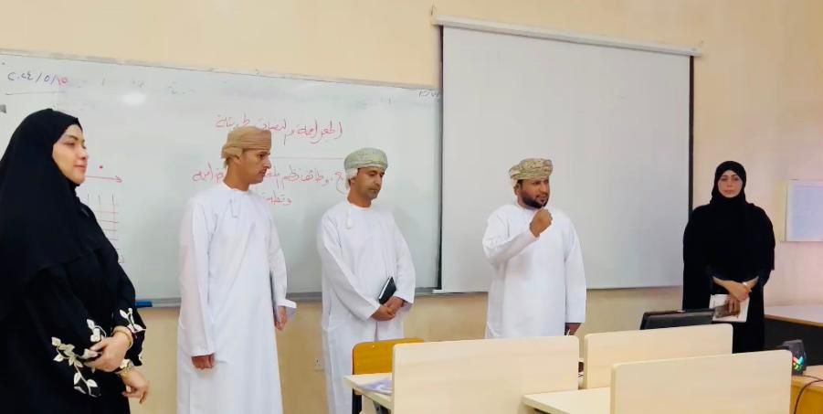 EduGovDhf's tweet photo. #فعاليات_تعليمية_ظفار 
زيارة الفريق الوزاري لمتابعة توعية الطلبة بمستجدات القبول الموحد بتعليمية ظفار
متابعة : علي العوائد
 
قام فريق وزاري من مركز التوجيه المهني والارشاد الطلابي بزيارة لعدد من مدارس المحافظة لمتابعة توعية الطلبة بمستجدات القبول الموحد بتعليمية ظفار وتكوّن الفريق من الفاضل أحمد بن سليمان الربيعي رئيس قسم التوعية والاستشارة المهنية بالوزارة والفاضل إبراهيم بن محمد الداوودي أخصائي استشارات مهنية بالوزارة .

تهدف الزيارة إلى متابعة إلمام الطلبة بمستجدات برامج القبول الموحد و تسجيلهم في النظام الإلكتروني للمركز  ودور أخصائي التوجيه المهني في توعية الطلبة بهذه المستجدات .
وذلك بحضور د. عبدالكريم بن أحمد المشيخي مدير مساعد دائرة التوجيه المهني والارشاد الطلابي للتوجيه المهني والارشاد و د. نسيمة بنت محمد المشيخي رئيسة قسم التوجيه المهني.