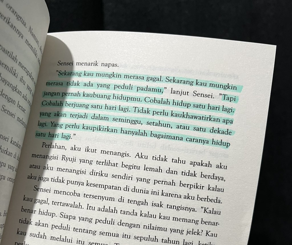 reminder buat semua yg lg ngerasa kalo hidup itu berat banget:

'cobalah hidup satu hari lagi. cobalah berjuang satu hari lagi... yang perlu kaupikirkan hanyalah bagaimana caranya hidup satu hari lagi.'

😭😭😭