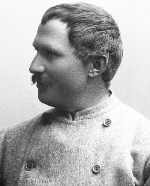 Fredrik Hjalmar Johansen, polar explorer, was born in Skien, southern Norway, on 15 May, 1867. He was north with #Nansen and south with #Amundsen (aboard '#Fram' on both occasions)! Johansen portrait: @TelemarkMuseum