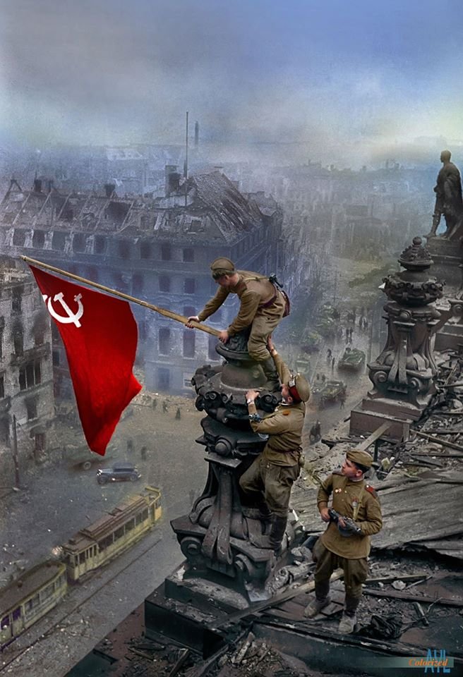 El Ejército Rojo alzando la bandera soviética sobre el Reichstag es uno de los símbolos de la victoria sobre Nazismo en la Segunda Guerra Mundial. Hoy el fascismo pretende levantarse nuevamente con la aprobación de occidente. @NicolasMaduro @TupamaroMRT_