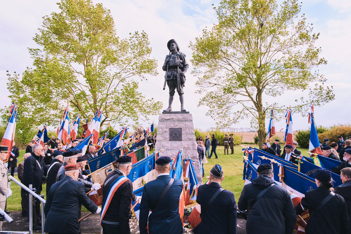 It was moving to see so many come together for the Bullecourt #AnzacDay commemorations in honour of the service and sacrifice of Australian servicemen and women. Thank you for your presence and support on this day when 🇫🇷 and 🇦🇺 unite to remember those who served. 📷 @DVAAus