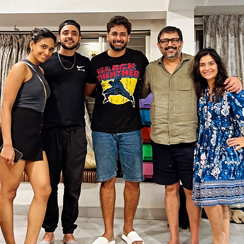 ArchivasCazel's tweet image. We got a group photo of #AdSquare. 🩷🩷🩷🩷
Adnan also remembered that they were missing Samar. 🤧🤧🤧🤧
 #KaViaan #KathaAnkahee #AdnanKhan #AditiSharma #AditiDevSharma
