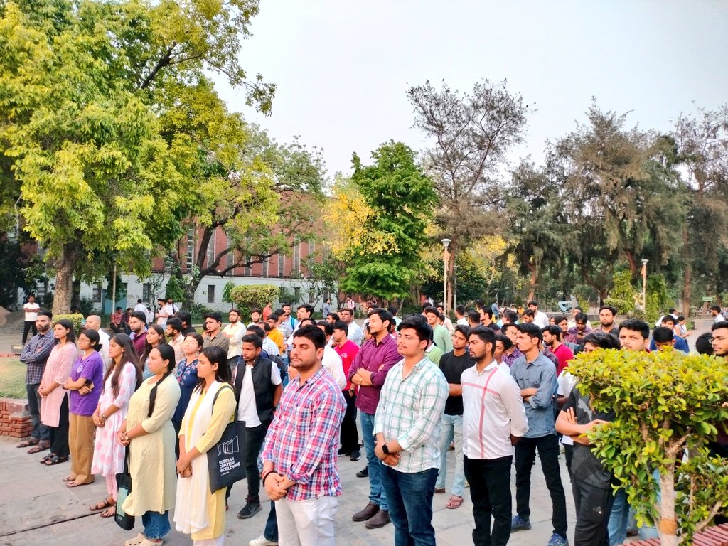 DUABVP's tweet photo. अभाविप, दिल्ली विश्वविद्यालय द्वारा बिहार के पूर्व उपमुख्यमंत्री एवं अभाविप के पूर्व राष्ट्रीय महामंत्री स्व. सुशील कुमार मोदी जी के आकस्मिक निधन पर उन्हें श्रद्धा- सुमन अर्पित करते हुए श्रद्धांजलि सभा का आयोजन किया गया।
#abvpdu #abvpdelhi https://t.co/64wh2iMGSn