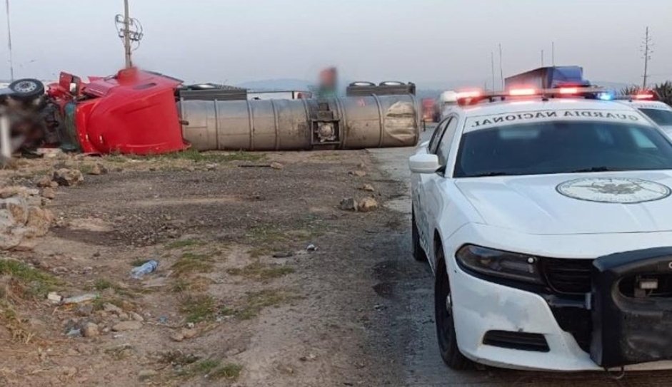TrianguloRojo01's tweet photo. 🚨🚧🚨🚧🚨🚧🚨🚧🚨
#EdoDeMexico se mantiene cerrada la autopista México-Querétaro, a la altura del municipio de Soyaniquilpan de Juárez, Estado de México, por volcadura de pipa en el kilómetro 93, con dirección a la Ciudad de México. Atienda indicaciones viales. https://t.co/N7Ut8yXJc5