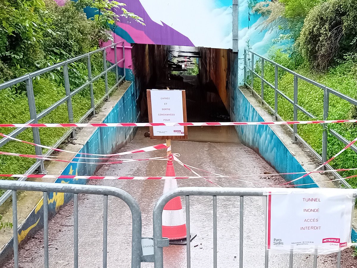 ⛔️[Allée du tunnel] Fermeture du tunnel du parc de Parilly !
👉En raison des dernières fortes pluies, le tunnel est inondé et impraticable. Il est fermé temporairement à toute circulation piétonne et cycliste. Merci de respecter le balisage en place.