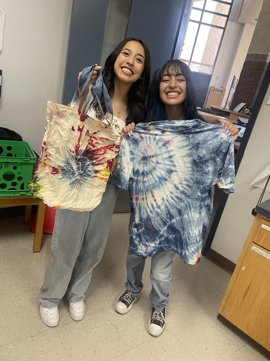 Blazers make the library an extra special place- Triple AAA Awards Bayleigh (Book Club) &amp; Ryan (SSC-OAC). 
Blazer Makers: tie dye canvas bags/shirts for summer reading and pool time! Thanks Ms. Ramirez for letting us use your sinks <a href="/Americas_HS/">Nancy Torres</a> @guybrarianAHS <a href="/Sparks_Interest/">Marcy Sparks</a>