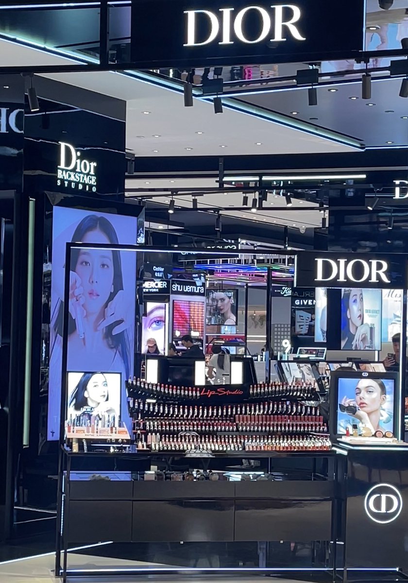 Jisoo for Dior campaign ads at Central World shopping mall in Bangkok.

- Dior Addict
- Dior Lip Glow
- Dior Forever