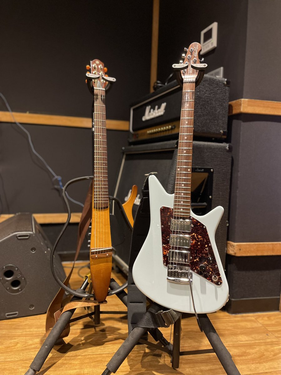 chee105's tweet image. 今日はJOYFULSライブ5/25@一宮珈琲館のリハでした。千井使用予定のギターと、リハの様子ですo(^▽^)o