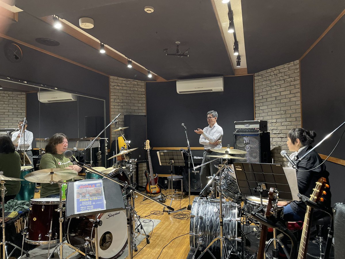 chee105's tweet image. 今日はJOYFULSライブ5/25@一宮珈琲館のリハでした。千井使用予定のギターと、リハの様子ですo(^▽^)o