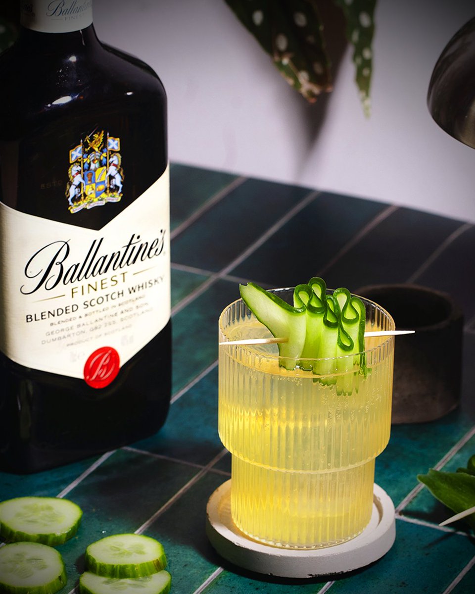 Need a mid week pick me up? Why not mix up this simple to make and refreshing Ballantine's cocktail? 👀 How to make: Add ice to your glass. Add in 25ml Ballantine's, 30ml St Germain & 20ml Lemon Juice. Top with 100ml Prosecco. Garnish with a cucumber ribbon and enjoy! 🥒 🥃