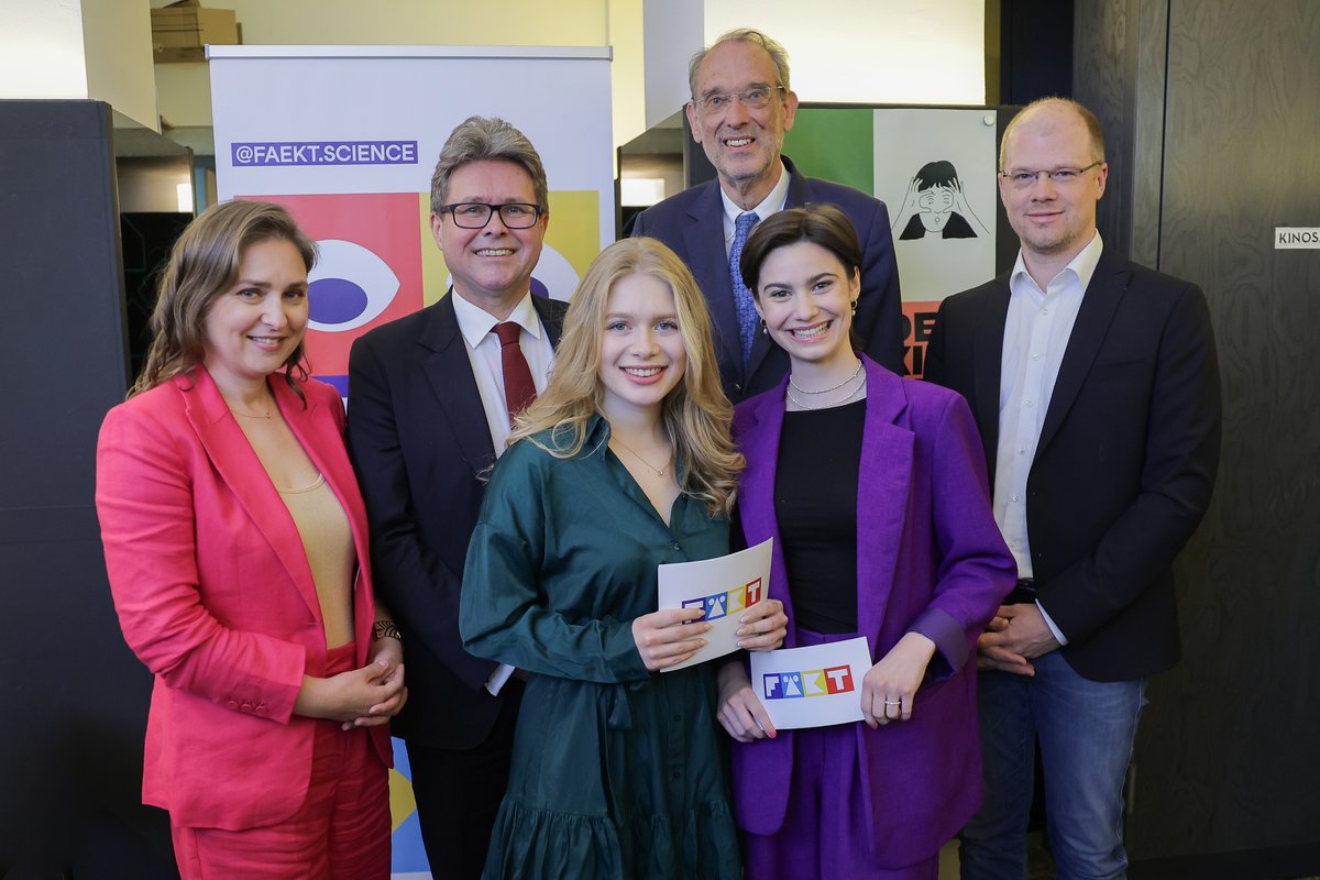 oeaw's tweet photo. #Fäkt, das neue Format zur Wissenschaftsvermittlung, wurde heute präsentiert 🥳 Mit dabei waren Bundesminister Martin Polaschek, ÖAW-Präsident Heinz Faßmann, Forscher:innen @BrandicIvona und @abergthaler, sowie Hosts Julia und Miso. Schaut vorbei  auf https://t.co/ptRVUXzqe9 😍 https://t.co/FzbeNSA6aE