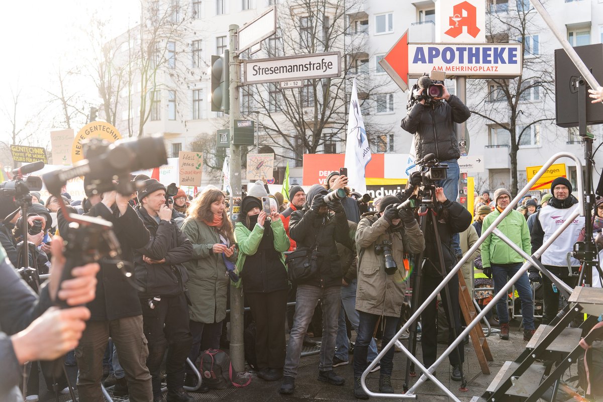 🫵 Du suchst einen #Nebenjob, interessierst dich für #Klimagerechtigkeit und #Agrarpolitik und kennst dich mit #SocialMedia aus?
🗓️ Dann bewirb dich bis zum 27.05. und werde Teil unseres Kampagnenbüros in #Berlin: 

meine-landwirtschaft.de/ueber-uns/auss…