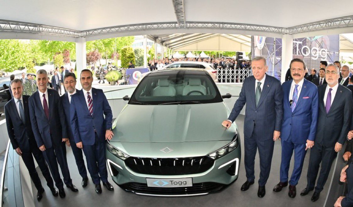 🚘Türkiye’nin yerli otomobili TOGG’un yeni modeli T10F Türkiye’de ilk defa TOBB 80’inci Genel Kurulunda sergilendi. Cumhurbaşkanı Erdoğan ve TOBB YK Başkanı Rıfat Hisarcıklıoğlu yeni modeli birlikte deneyimledi.