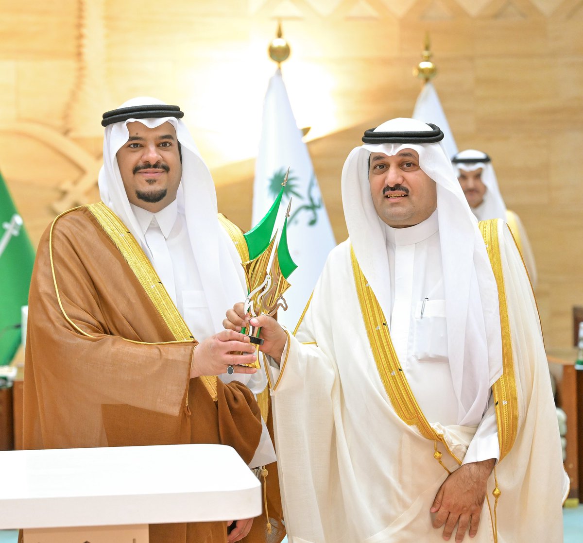 emara_alriyadh's tweet photo. #صور.. سمو نائب أمير منطقة الرياض يرعى حفل تكريم الفائزين في مهرجان الملك عبدالعزيز للإبل في نسخته الثامنة. https://t.co/DqArptDDOU