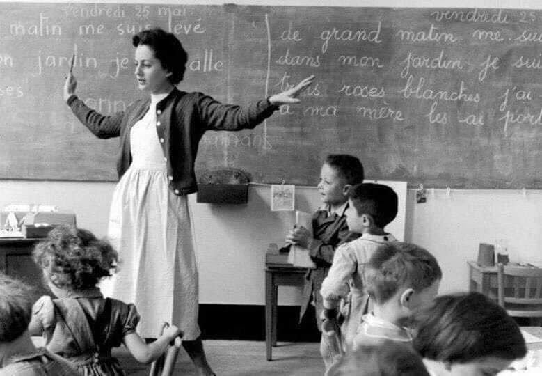 La maestra abrió la ventana, la vimos alejarse volando. Nunca supimos si era una lección y si volar iba a venir en el examen.

#DíaDelMaestro
Foto: Robert Doisneau. 1956