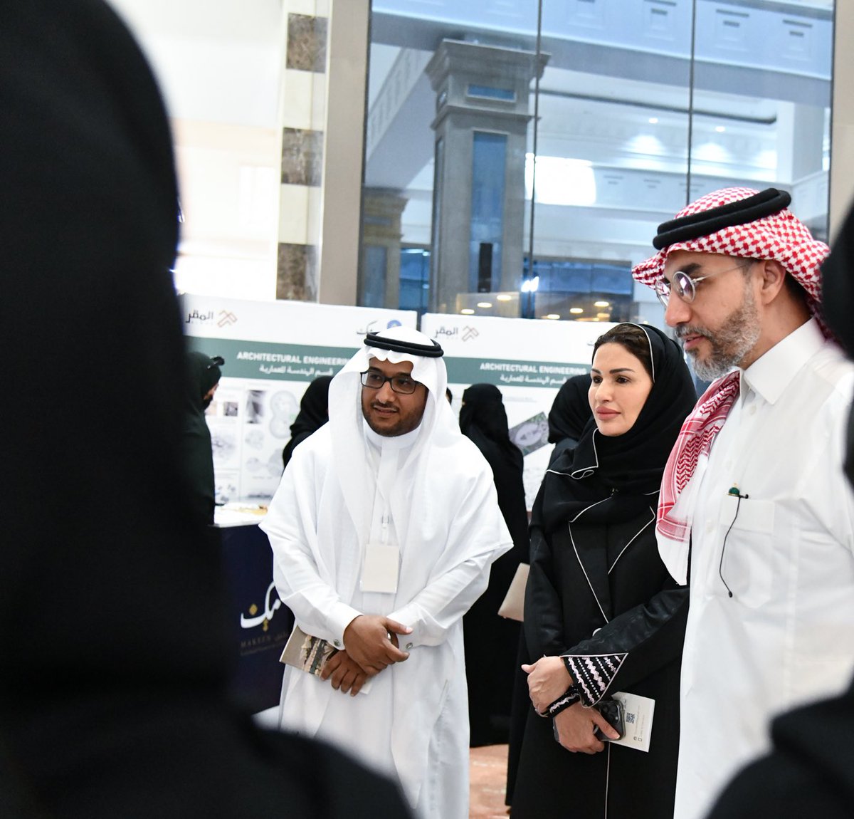 taibahu's tweet photo. ملتقى #مكين الذي تنظمه
كلية الهندسة بـ #جامعة_طيبة 
تحت شعار "طاقات هندسية متمكنة" 
ينطلق اليوم 
بحضور رئيسة الجامعة د.نوال الرشيد
لعرض إبداعات طلاب وطالبات الكلية في مشاريع تخرجهم من تخصصات الهندسة المدنية، المعمارية، الميكانيكية، الكهربائية، والصناعية.
ويسهم الملتقى في توفير منصة للتواصل بين طلبة الجامعة والشركات والجهات المتخصصة لتعزيز فرص توظيفهم وتطوير مهاراتهم العملية ودعم ابتكاراتهم ومشاريعهم الإبداعية.