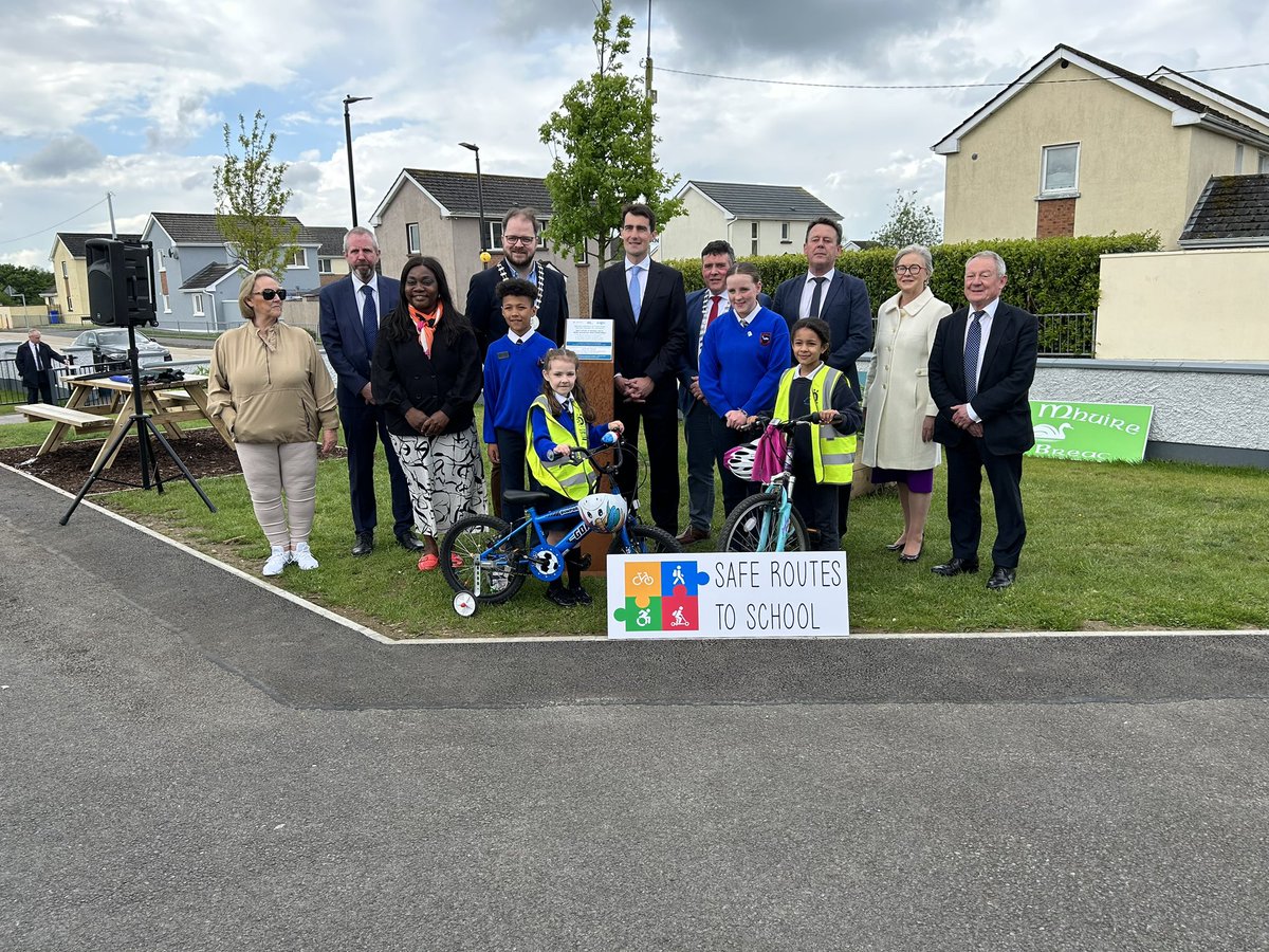 I'm in Longford to launch active travel projects in the county! 🚲🚦 1st stop was Scoil Mhuire in Newtownforbes to officially open new Safe Routes to School infrastructure alongside with @longfordcoco - promoting more walking & cycling to school in a safe environment.
