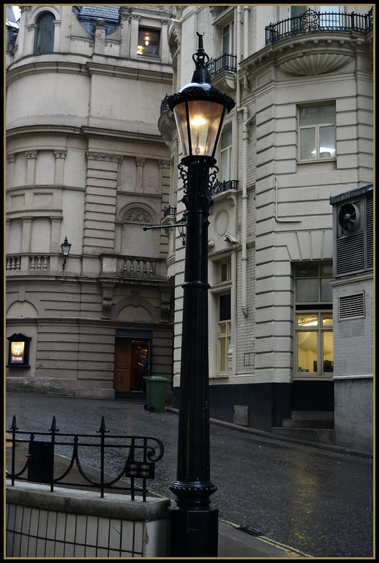 There is one last sewer lamp in London in Carting Lane. It was installed in the 1870s to burn off residual gas from the city’s sewers. Due to the smell, the road was nicknamed Farting Lane. (📷Loco Steve)