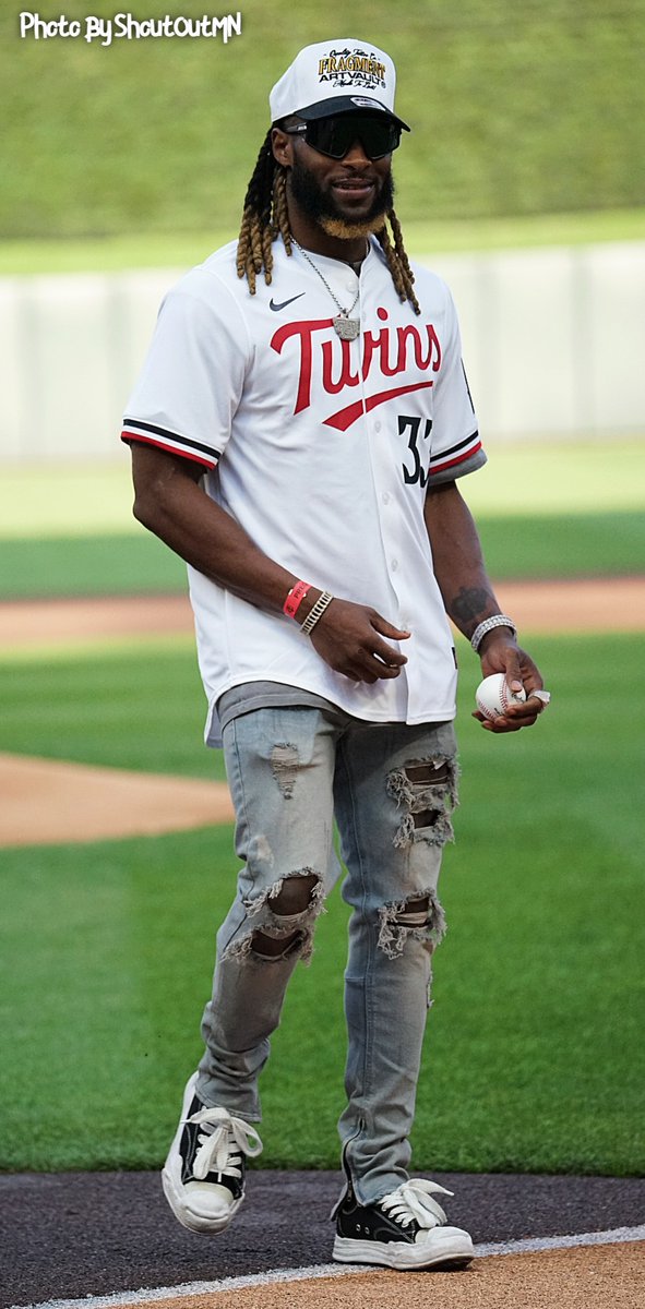 Shout Out to new @Vikings RB @Showtyme_33 for throwing out the first pitch @Twins game last night.