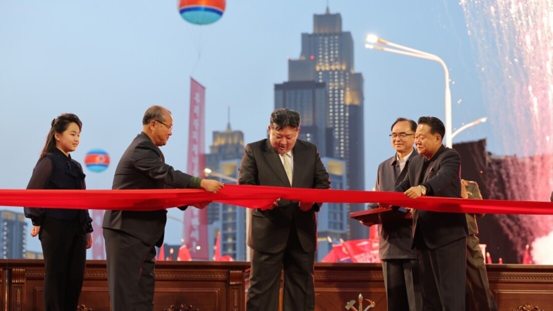 🇰🇵 Kim Jong-un e sua filha inauguram nova rua com prédio de 80 andares

A rua, que é rodeada por arranha-céus e edifícios públicos e residenciais, foi construída em apenas um ano.

📸 Confira as fotos: s.rtbrasil.com/1rl