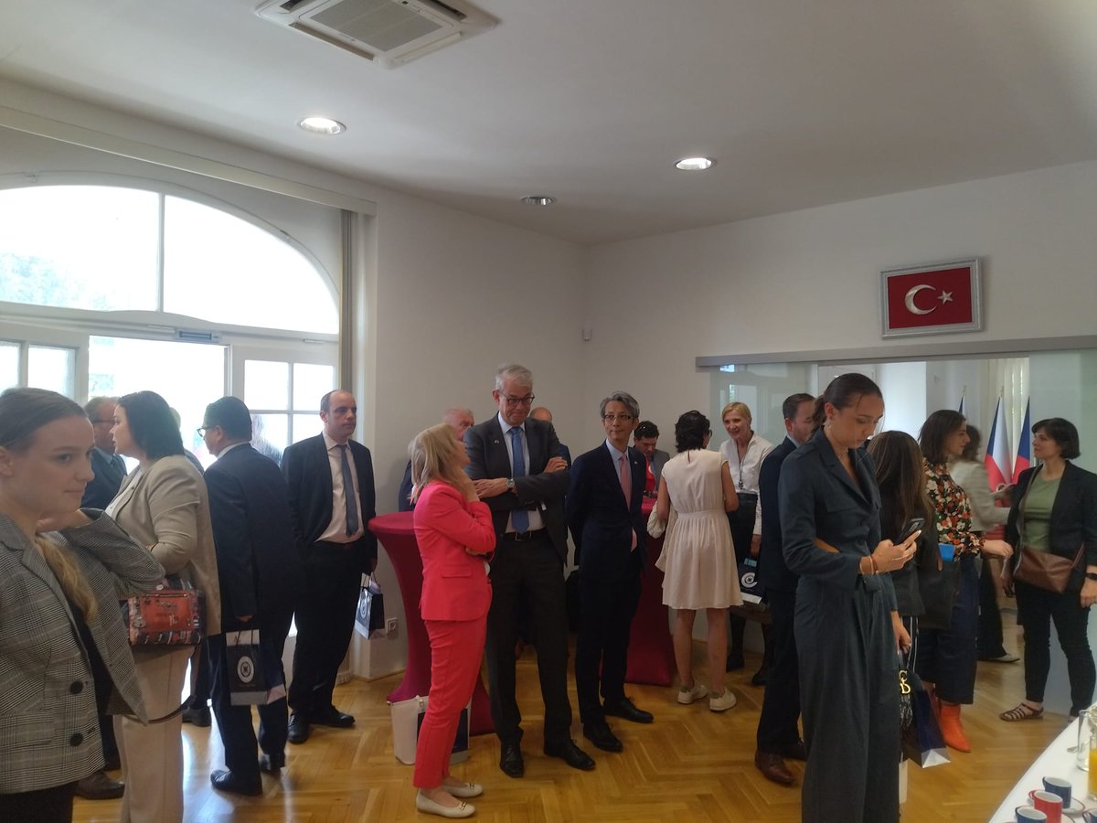 Çek Cumhuriyeti, Prag; T.C. Prag Büyükelçiliği ve İstanbul Aydın Üniversitesi Batı Araştırmaları ve Uygulama Merkezi iş birliğiyle düzenlenen Batı Platformu toplantımızı, Prag Türkiye Büyükelçiliği'nde Çek Cumhuriyeti Büyükelçisi, AB Eski Bakanı ve Baş Müzakereci ++
