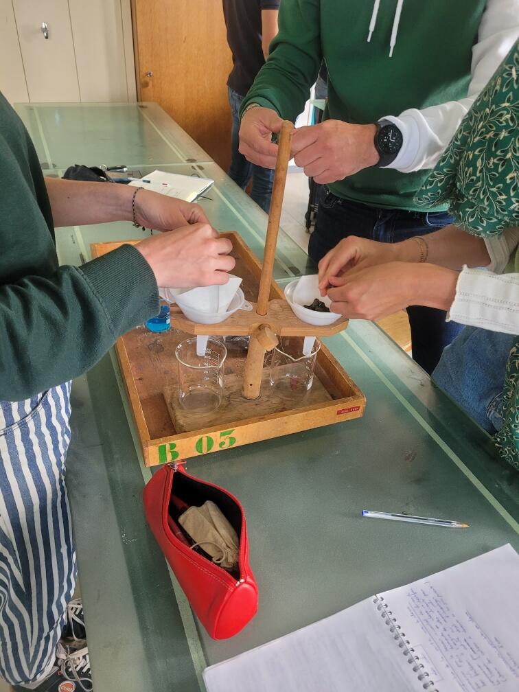 14.05 • J2 Formation <a href="/MPLS_CA/">Maison pour la science en Champagne-Ardenne</a> "Le sol et l'Homme" Ateliers mises en situation et éclairages scientifiques caractérisation des sols • enjeux et gestion de la matière organique, #agrosystèmes Merci à <a href="/GLashermes/">Gwenaëlle Lashermes</a> et Hugues Clivot <a href="/FARE_Reims/">FARE lab</a> <a href="/INRAE_France/">INRAE</a> #urca <a href="/GregoirePagnier/">Grégoire Pagnier</a>