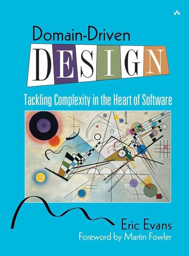 Domain-Driven Design bezeichnet eine Art der Softwareentwicklung, die auf eine enge Zusammenarbeit mit den Experten sogenannter Domänen baut.

Diese Experten können im Kontext einer Bank zum Beispiel die Bänker sein, die genau wissen, was in ihrem alltäglichen Geschäft benötigt